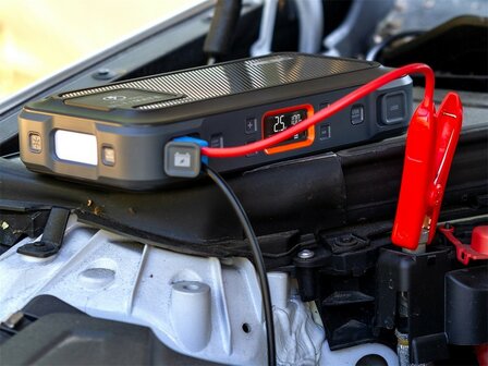 Nebo Ultimate Jump Starter tragbare Powerbank / 240-V-Wechselrichter, 15.000 mAh